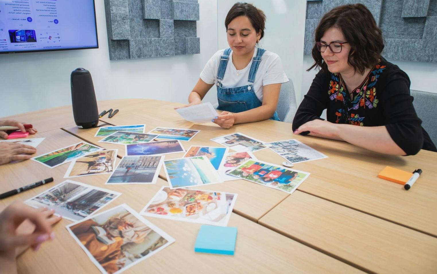 Session de formation en modélisation financière avec des participants actifs
