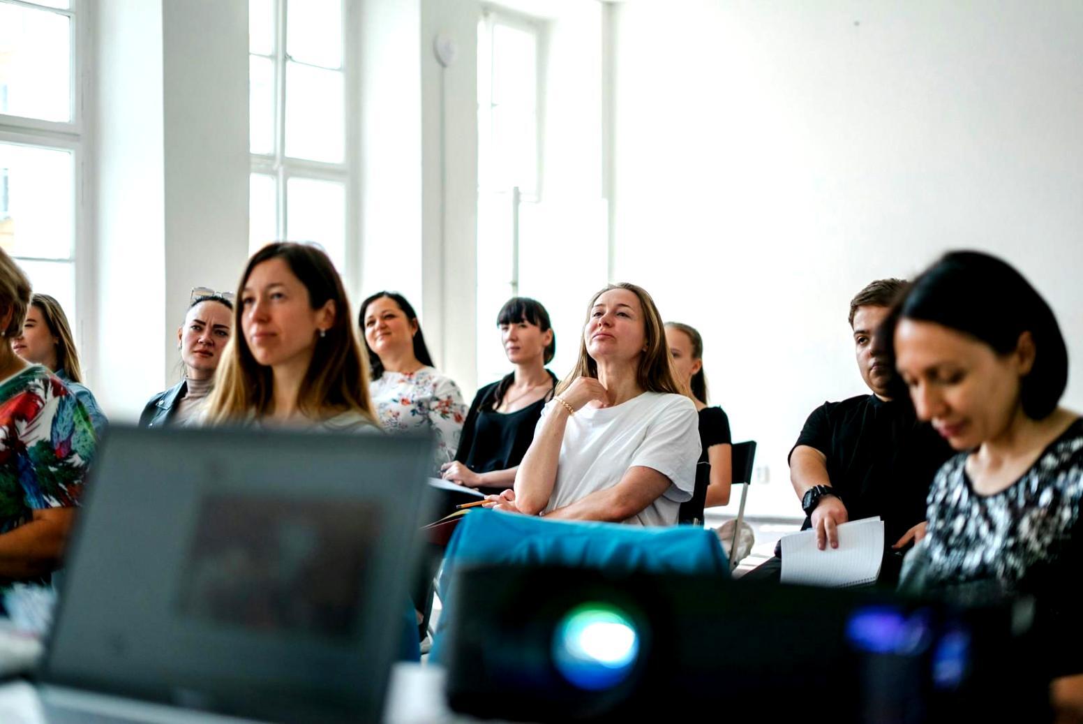Analyse de données financières sur écran lors d'une session pratique