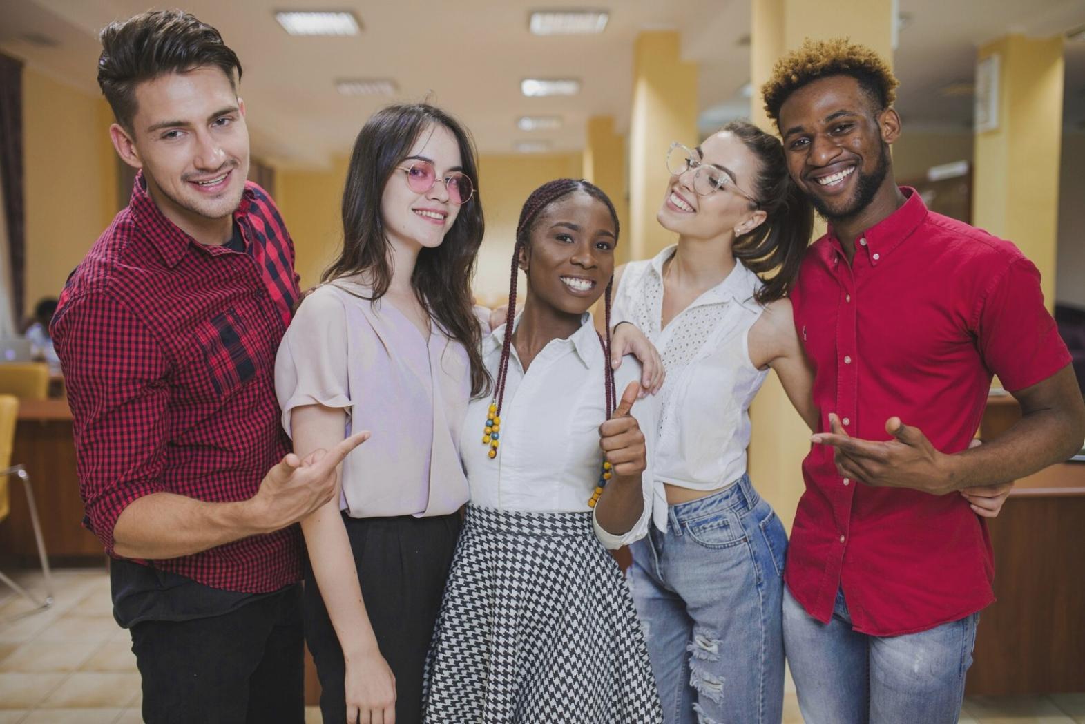 Professionnel travaillant sur modèles financiers